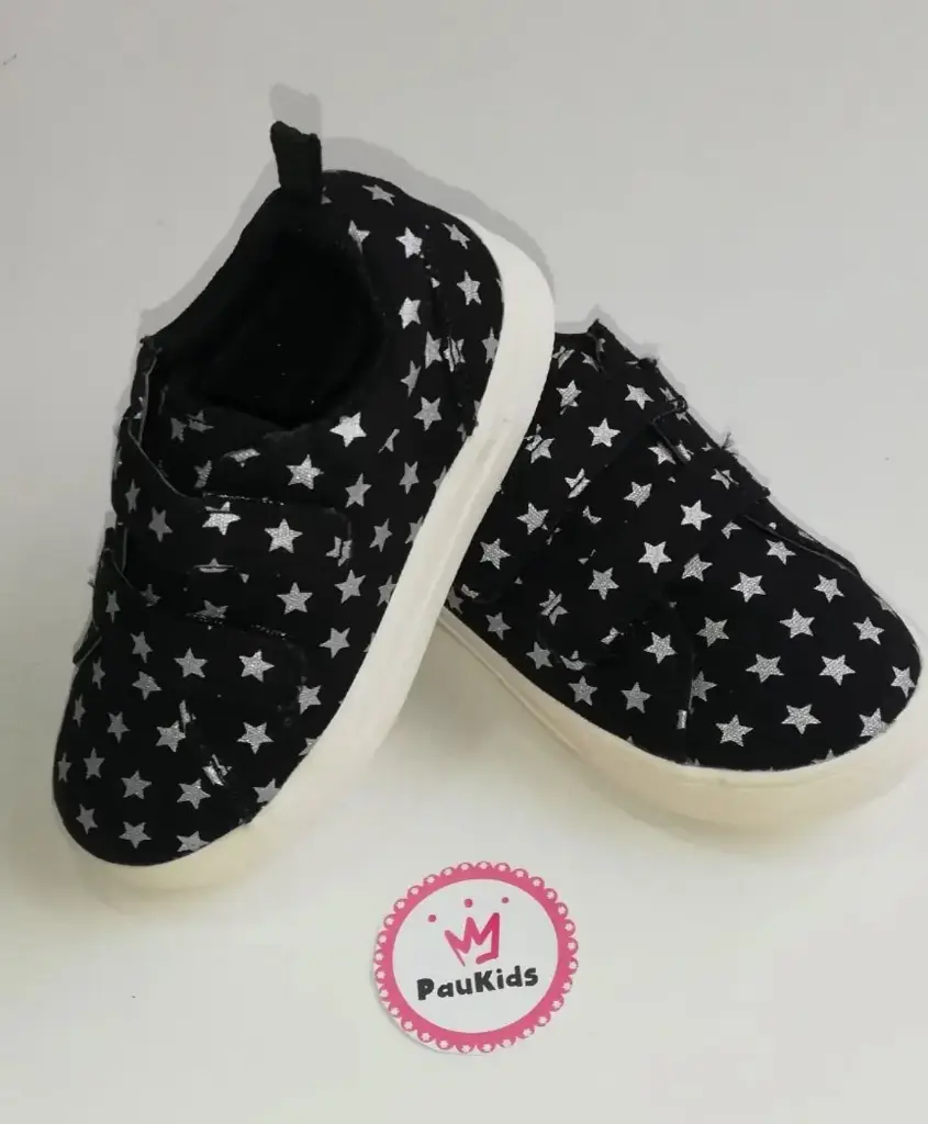 Zapatos negros estrellas plateadas