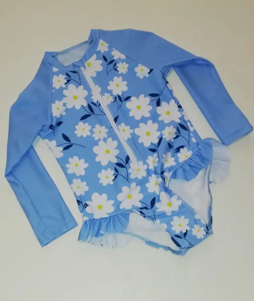 Traje de baño entero mangas largas celeste margaritas