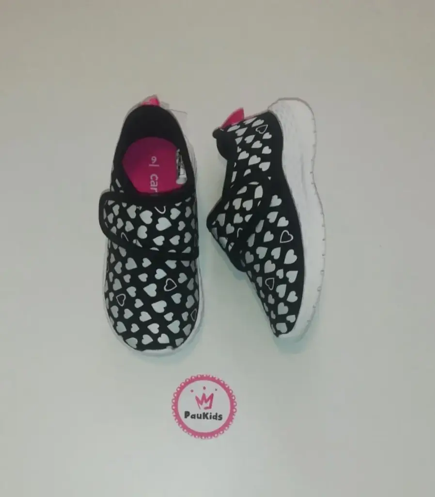 Zapatos deportivos negros corazones blancos