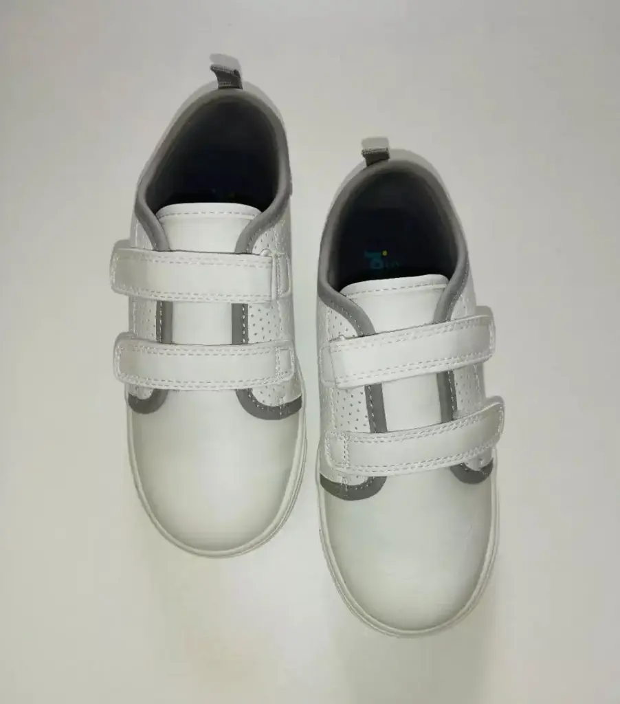 Zapatos blancos con velcro