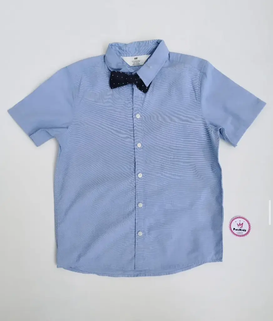 Camisa celeste con lazo azul