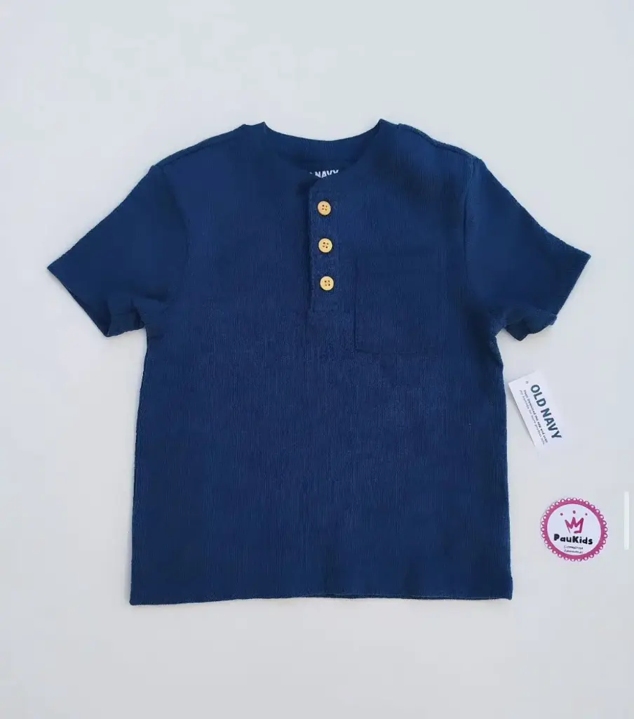 Camiseta azul botones caqui