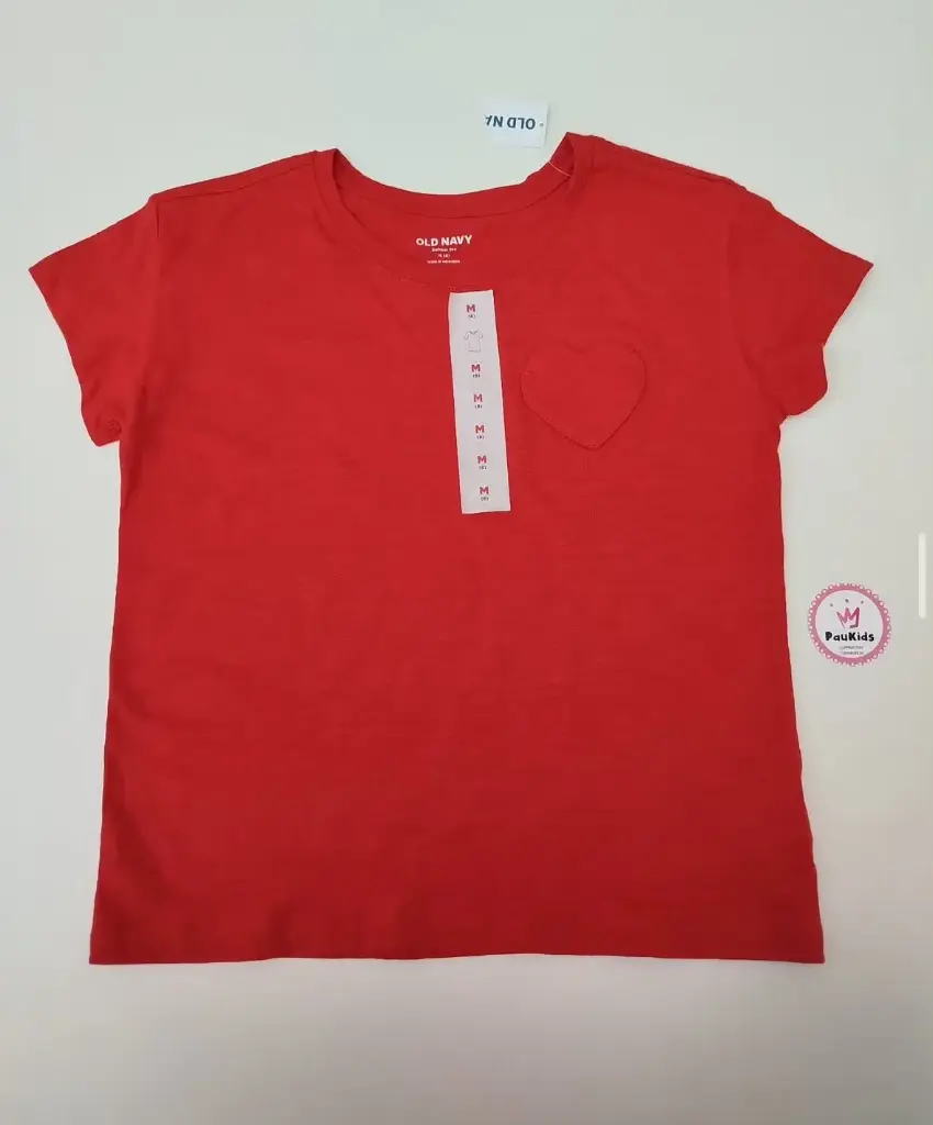 Blusa roja bolsillo corazón