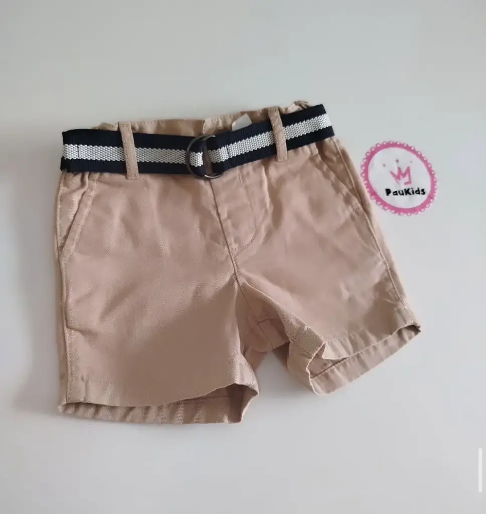 Pantaloneta caqui con cinturón
