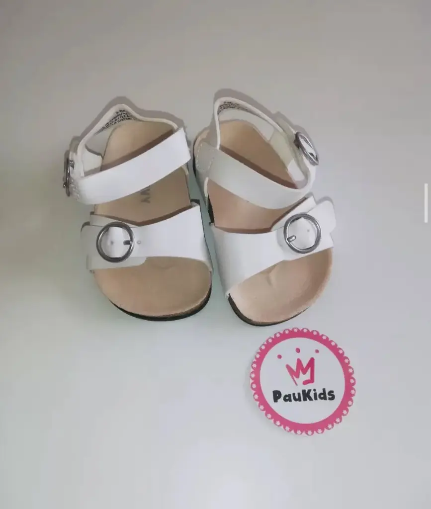 Zapatillas blancas hebilla