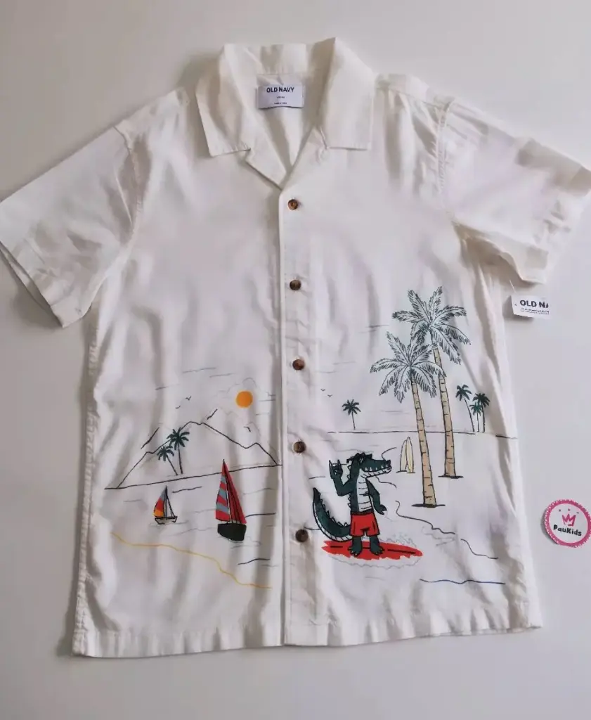 Camisa blanca cocodrilo playa