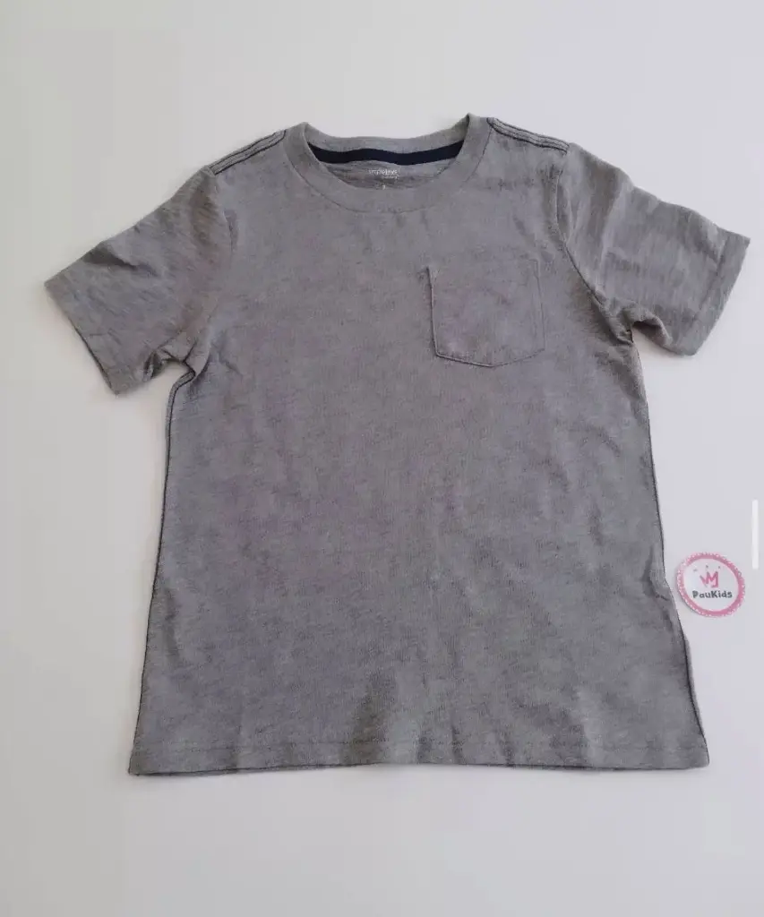 Camiseta gris bolsillo 