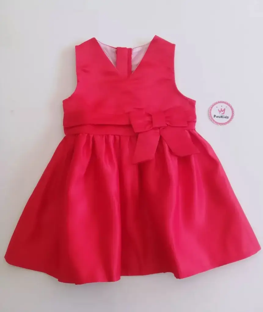 Vestido elegante con lazo rojo