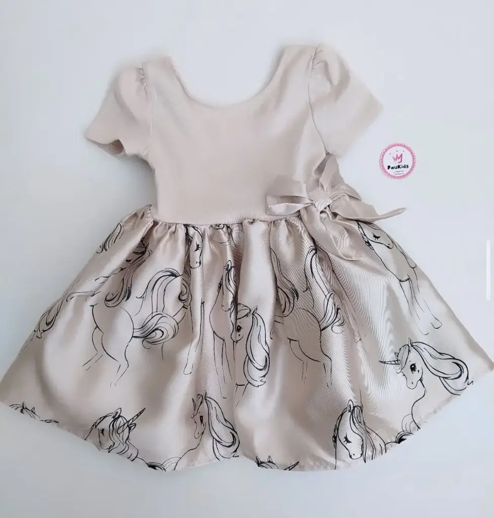 Vestido elegante beige unicornio