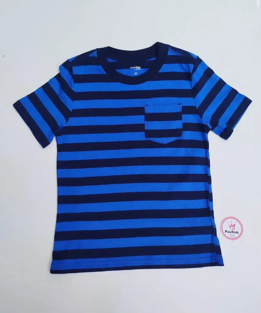 Camiseta azul con rayas y bolsillo