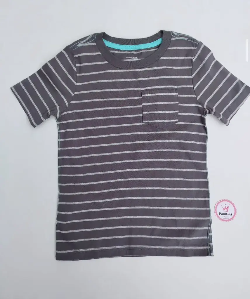 Camiseta gris rayas con bolsillo