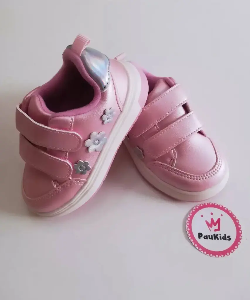 Zapatos rosados / flores plateadas