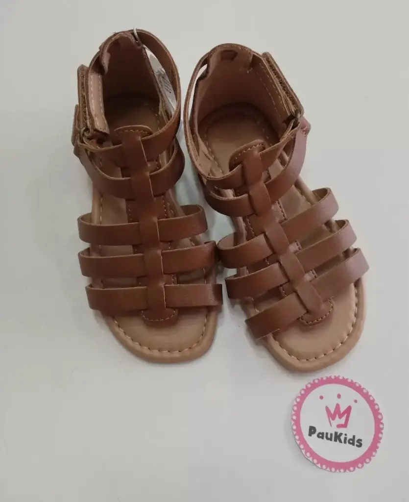 Zapatillas café tiras y cierre