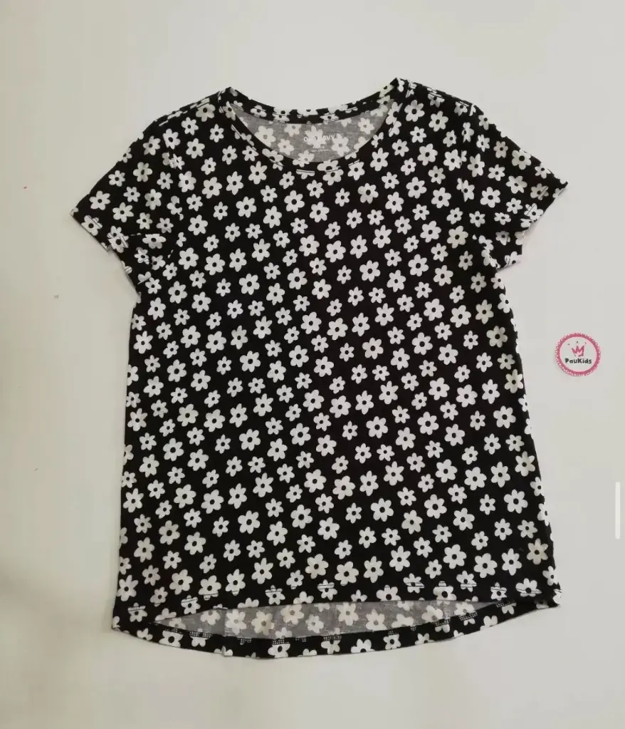 Blusa negra flores blancas