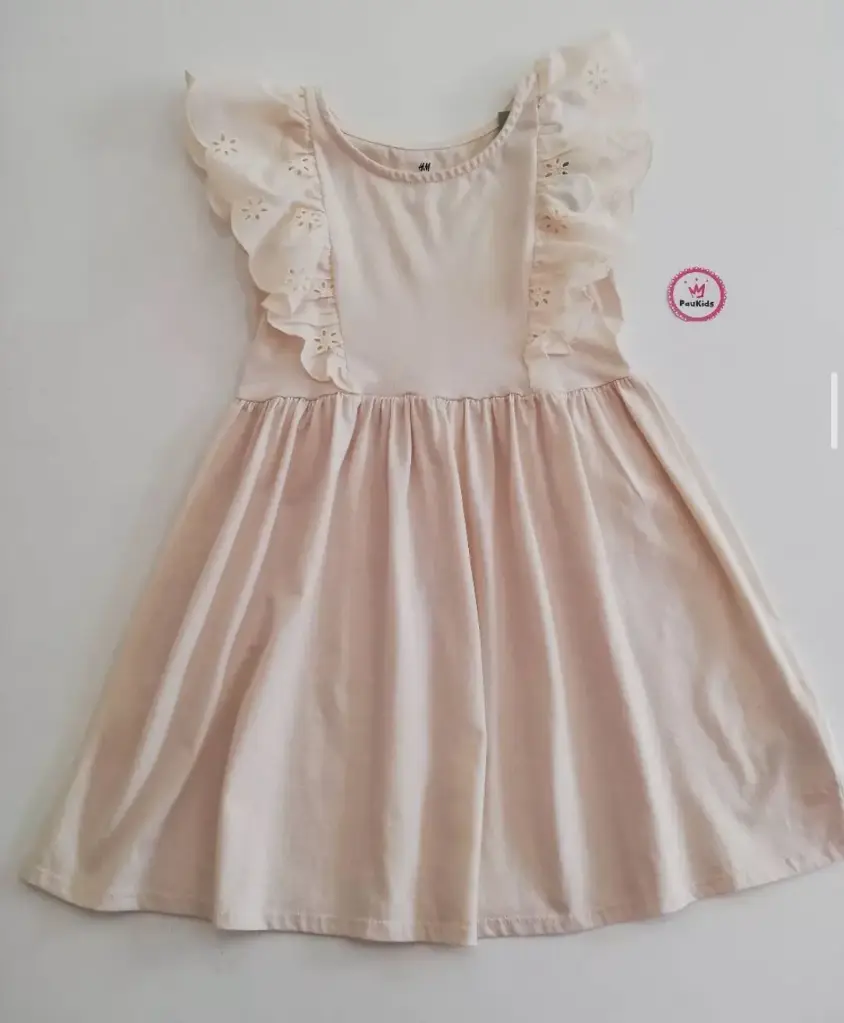 Vestido beige con ruedos vuelos