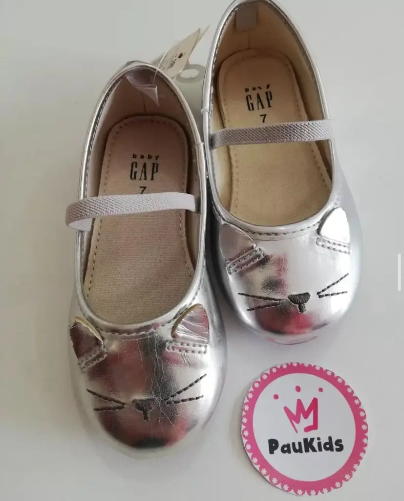 Zapatos plateados gatito