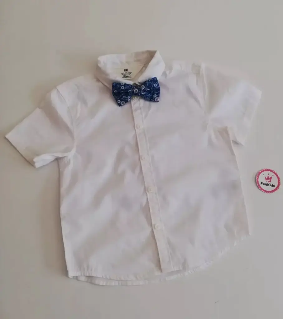 Camisa blanca con lazo azul