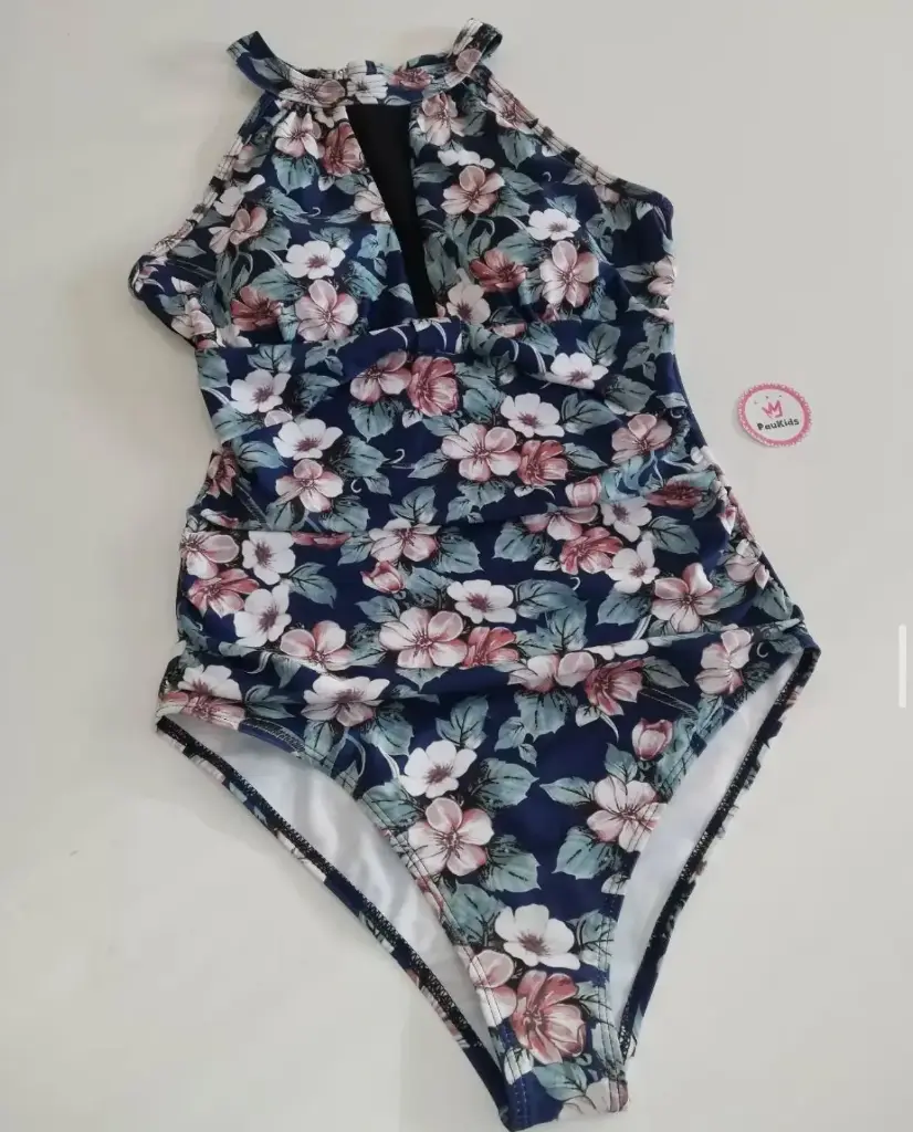 Traje de baño entero azul flores