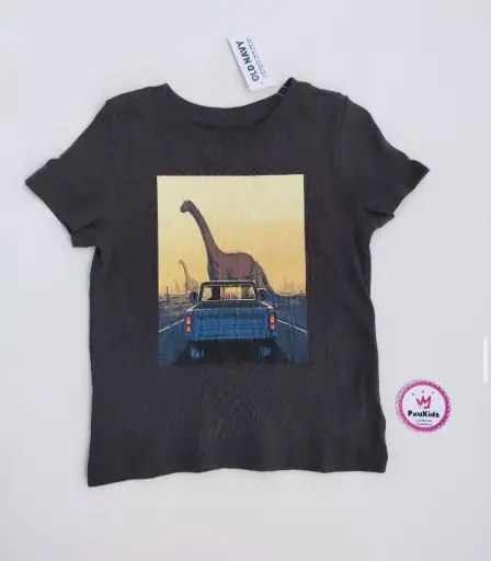 Camiseta negra dinosaurio carro