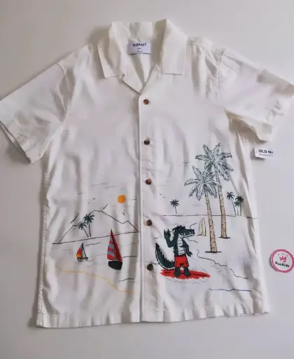 Camisa blanca cocodrilo playa