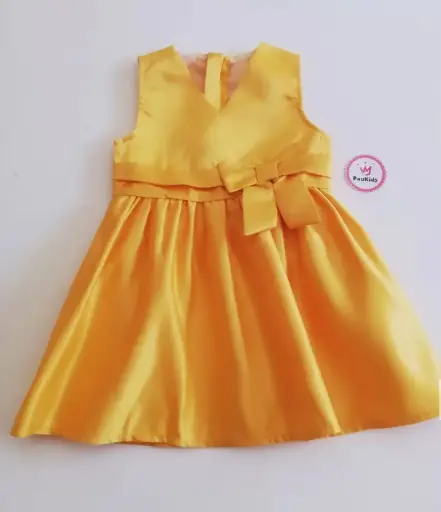 Vestido elegante con lazo amarillo