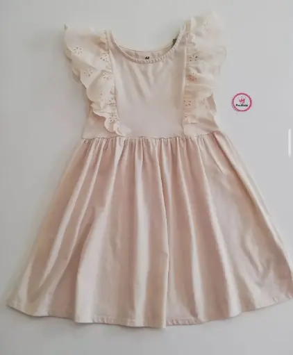 Vestido beige con ruedos vuelos