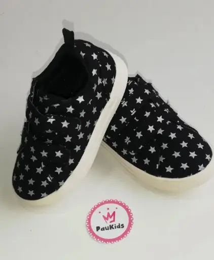 Zapatos negros estrellas plateadas