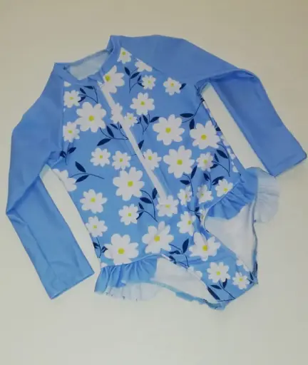 Traje de baño entero mangas largas celeste margaritas