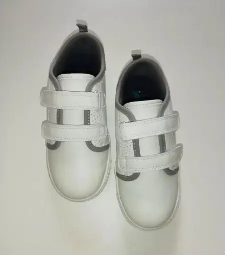 Zapatos blancos con velcro